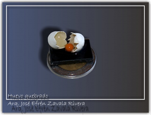 Huevo Quebrado, ingeniosa miniatura milimétrica realizada con las dos tapas de una capsula y un alfiler de cabeza redonda. - 23 Jan 2009